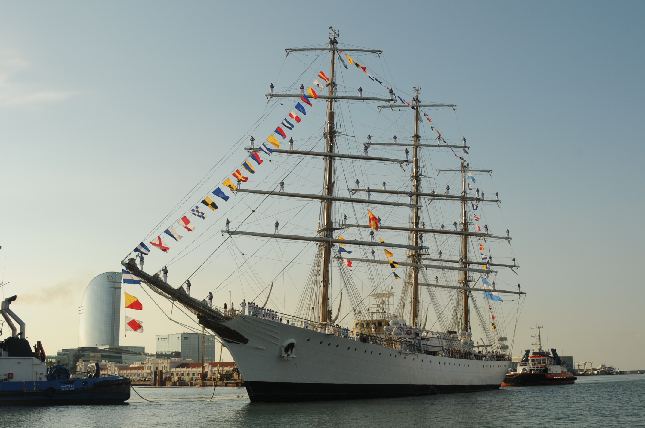 Vaixell escola Libertad entrant al port de Barcelona